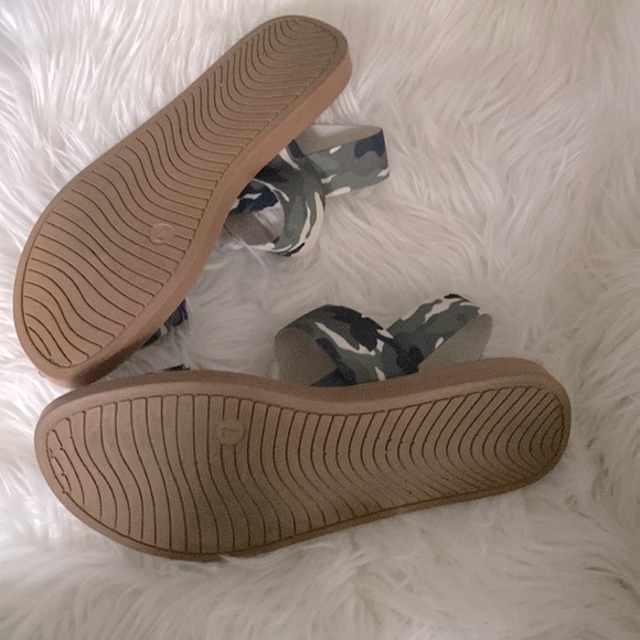 Steve Madden Camouflage Sandals - Picture 3 of 3